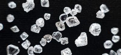 प्रयोगशाला निर्मित हीरे (LGDs) - a group of white crystals