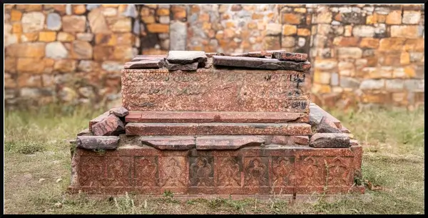 गयासुद्दीन बलबन (1266-1287) का शासन और उपलब्धियां 1 Tomb of Ghiyasuddin Balban